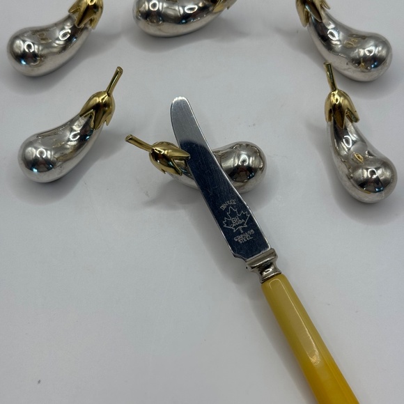 Set of 6 place card holders and 6 knife rests shaped like silver eggplants. - Picture 9 of 11
